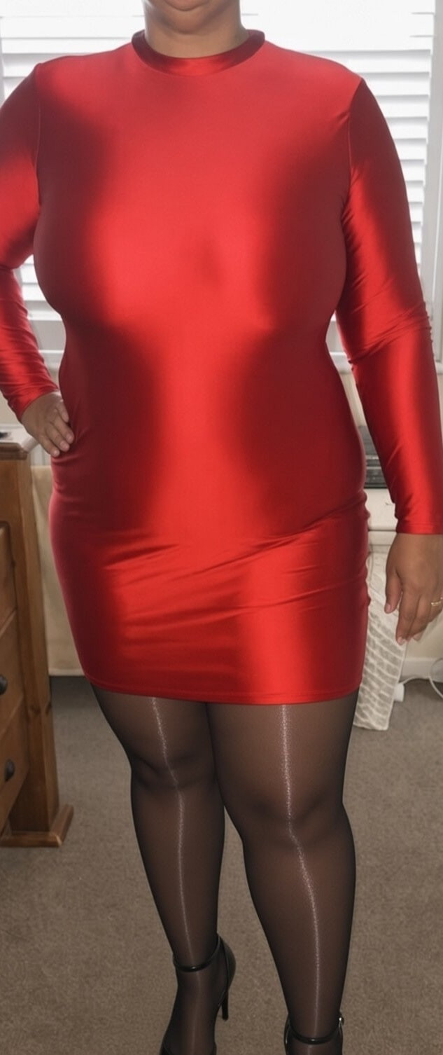 Vestido vermelho, meias pretas 