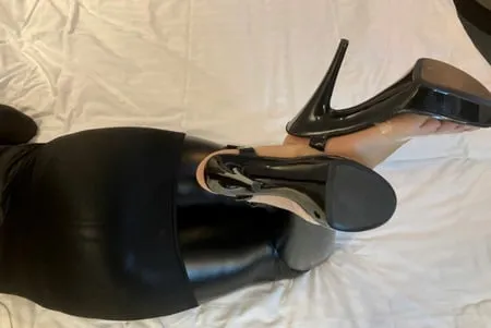 wetlook leggings and sandals         