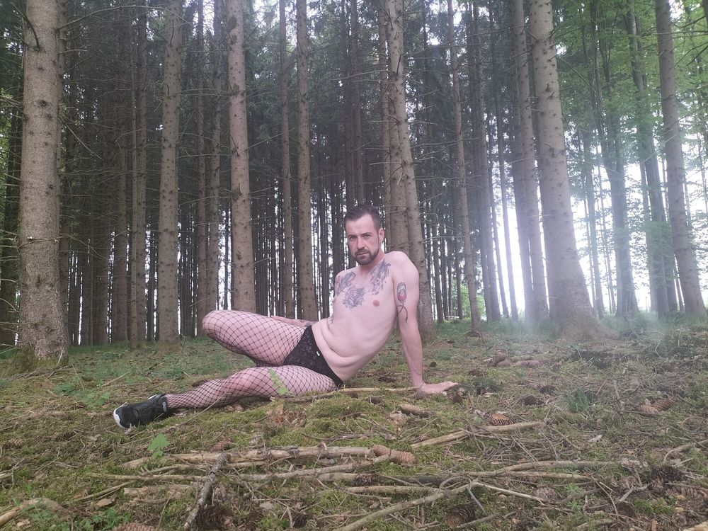 Nackt im Wald  #8