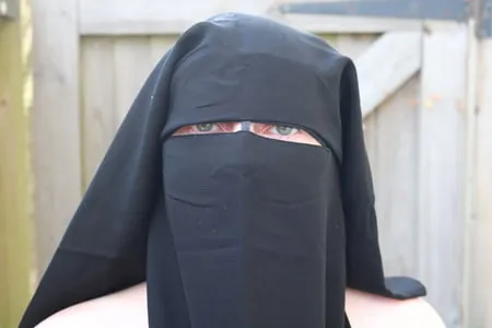 niqab flashing nude in the yard         