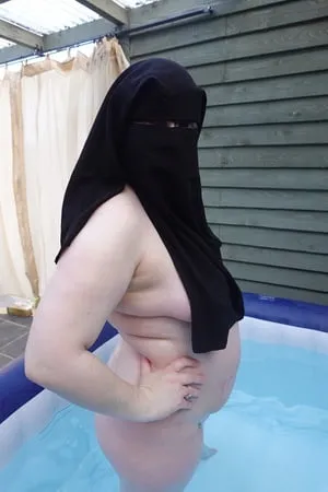 niqab nude in hot tub         