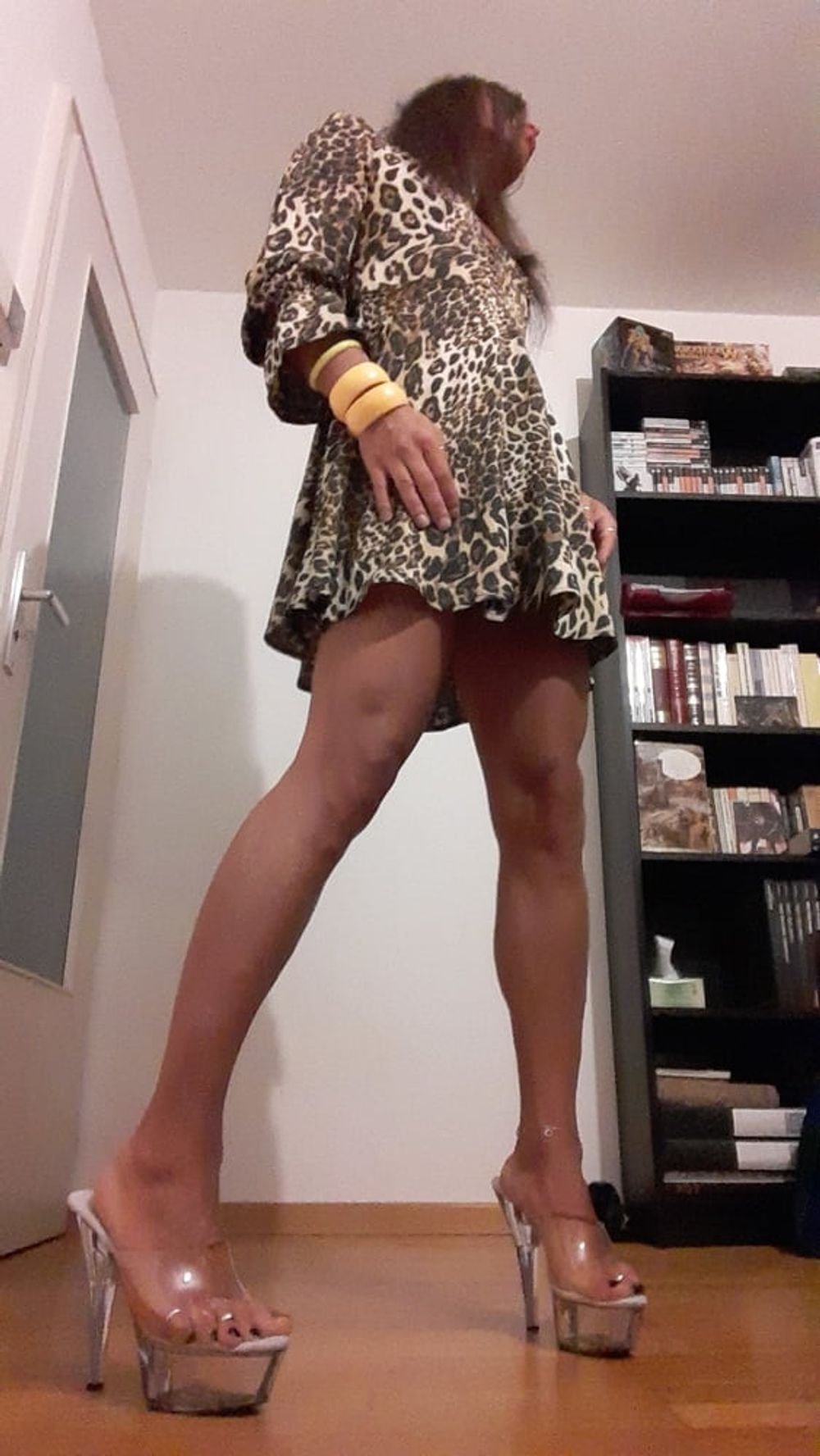 Sissy Tygra in leopard dress on 2019 octobre. #11