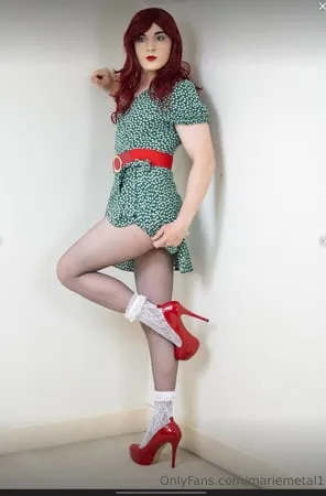 marie crossdresser in green dress with seamless pantyhose         