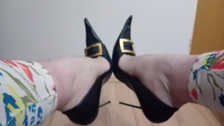 Rosa yüksek topuklu ve çiçekli taytlı travesti