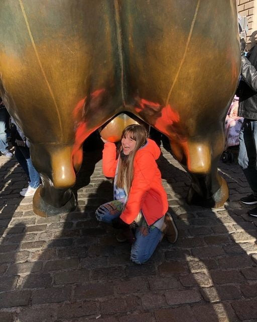 Sophia Valverde putinha pegando nas bolas do touro