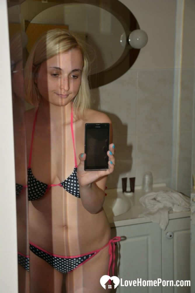 Blonde strips off her bikini for a nude