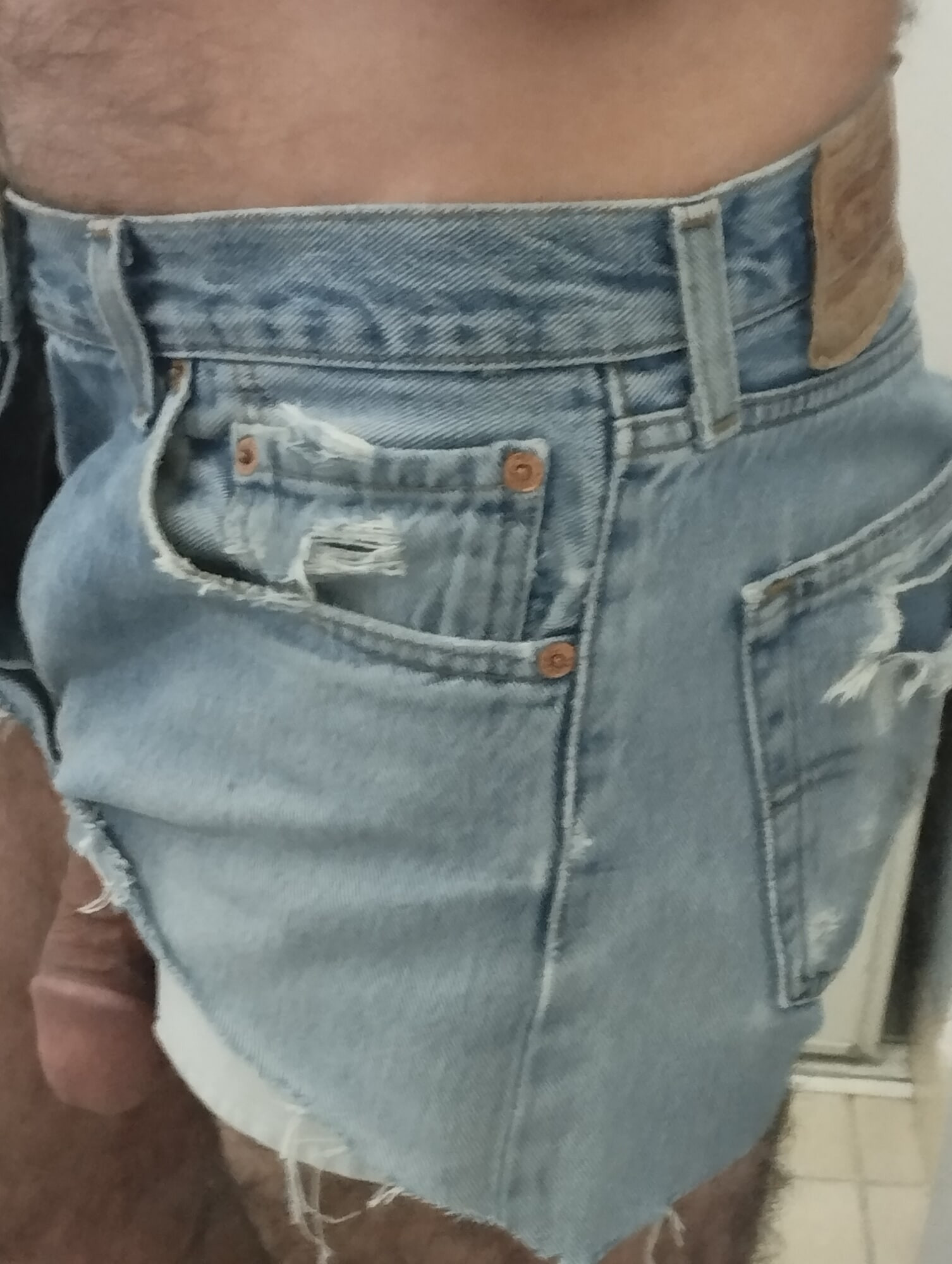Ma bite s'exhibe de mon jean de pute 