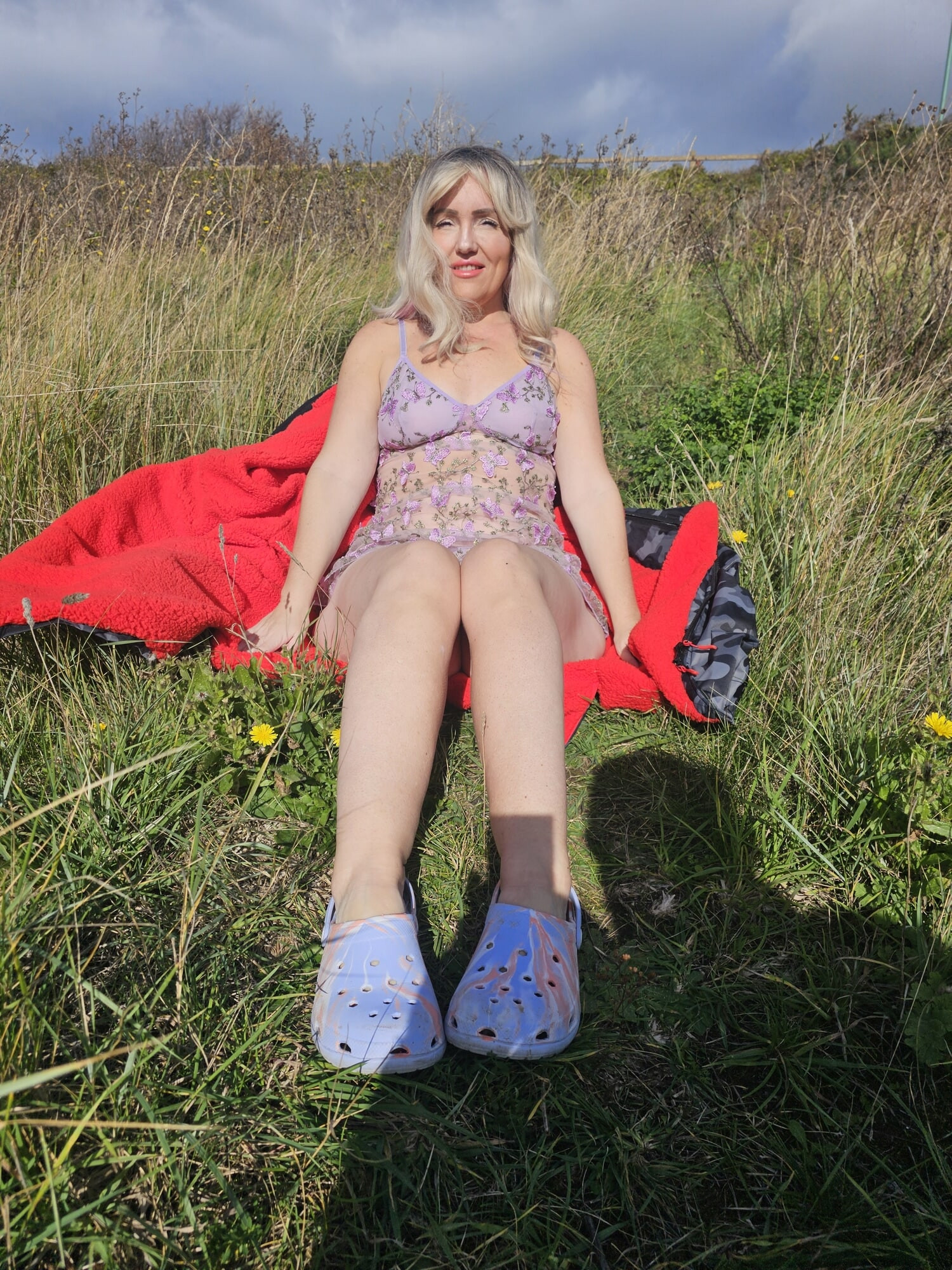 야외에서 산책하는 음란한 사진