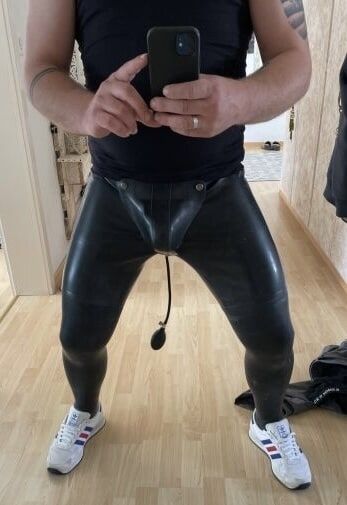I Play in rubber and I love the Inflatable Plug in my hole  #9