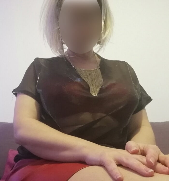 Habillee en cuir et tulle je me caresse dans cette video
