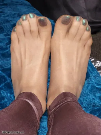 big sexy feet in pantyhose           