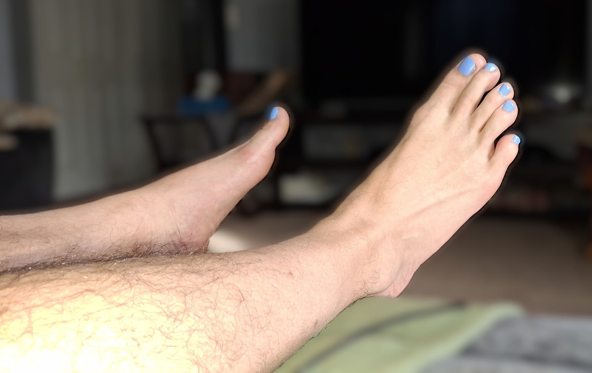 足愛好家のために私の塗装されたつま先を見せびらかす