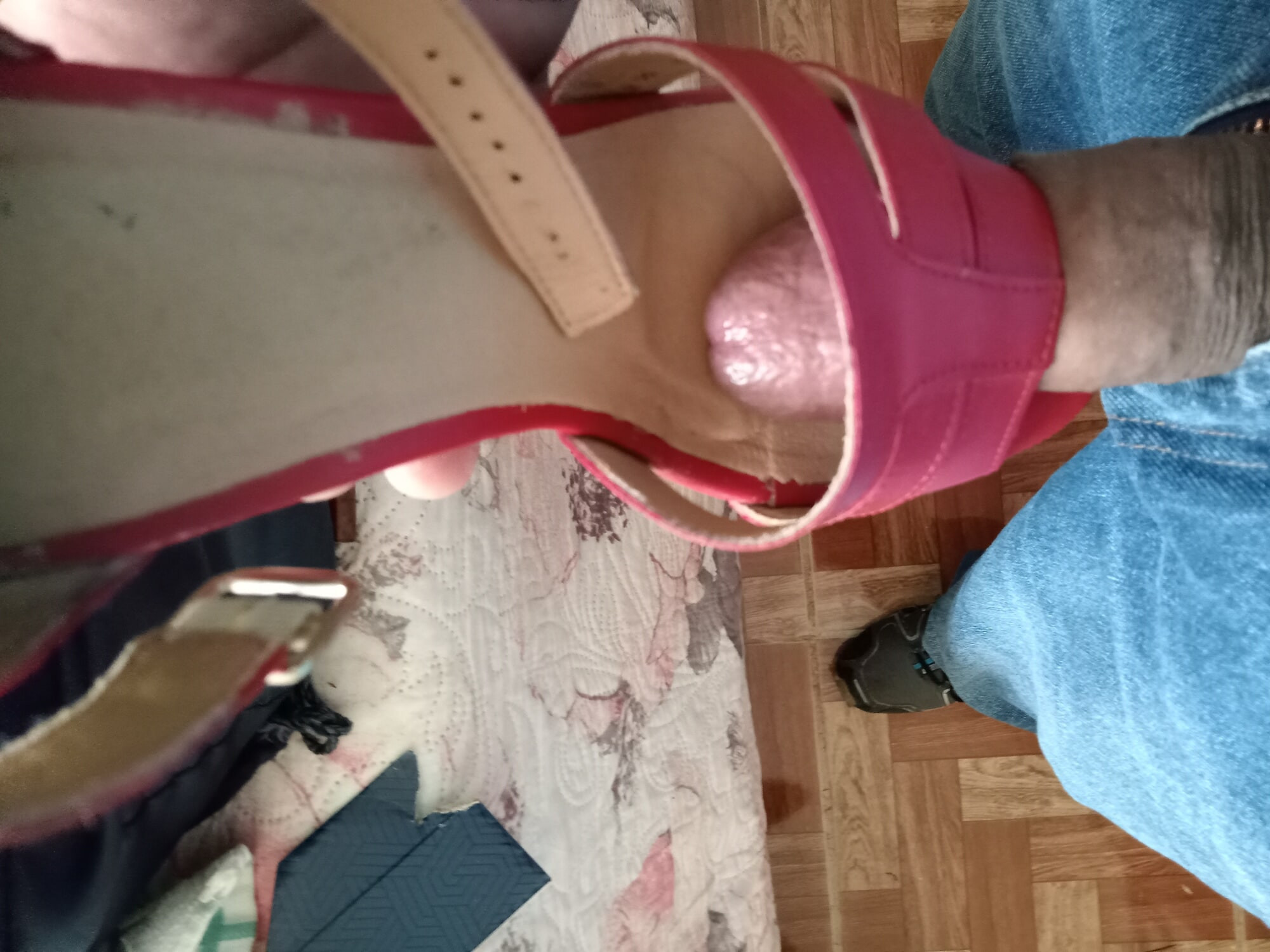 UNA TARDE LLUVIOSA EN LA RECAMARA DE MATILU  Y SUS TACONES