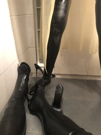 latex in shower         