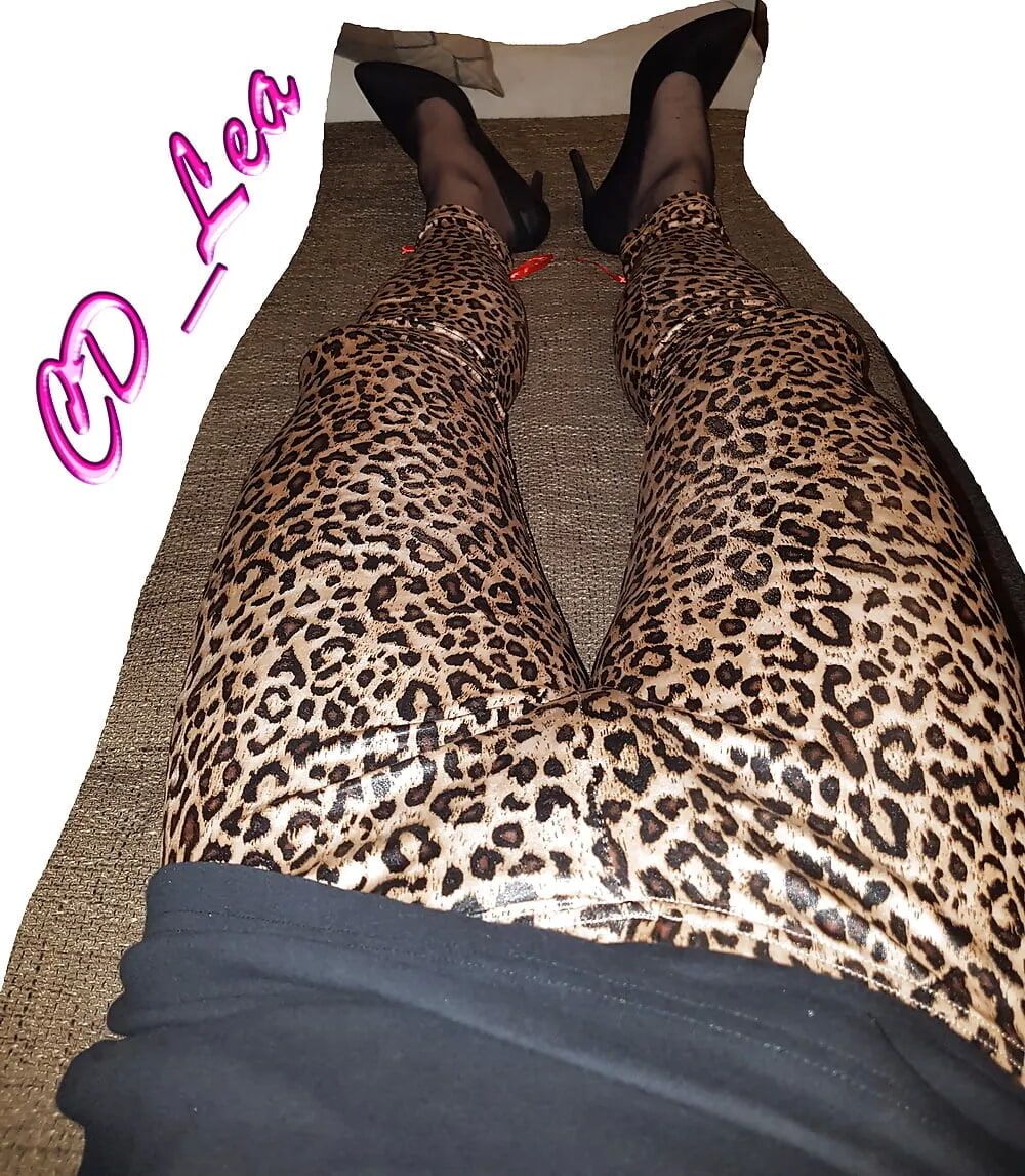 Lea in Leapard Leggings #13