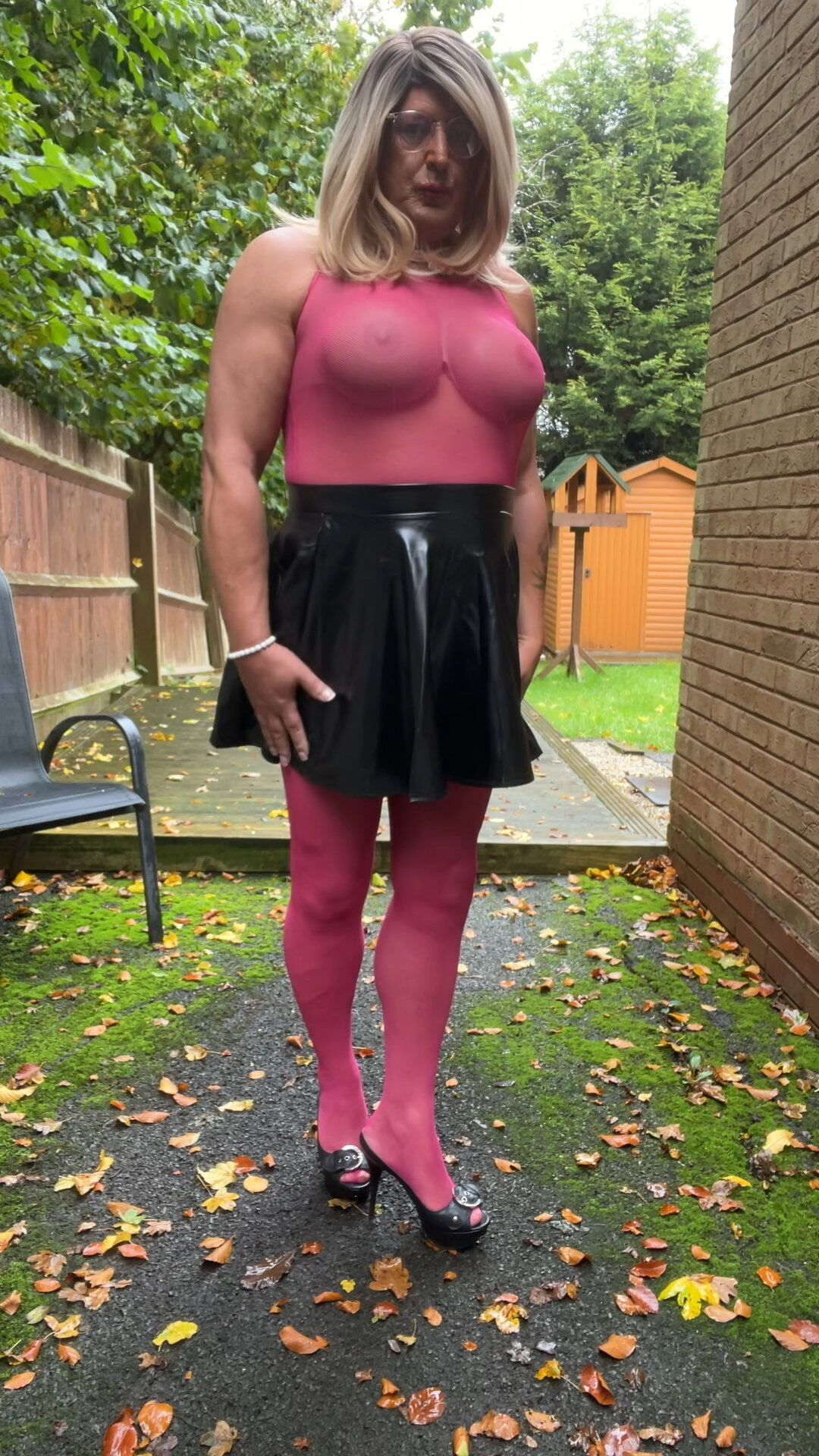 Crossdresser kellycd2022 i rosa bodysuit och strumpor 