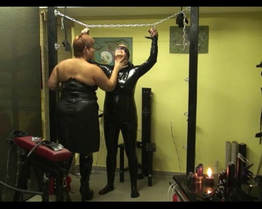 Annadevot: 3some with latex slave #7