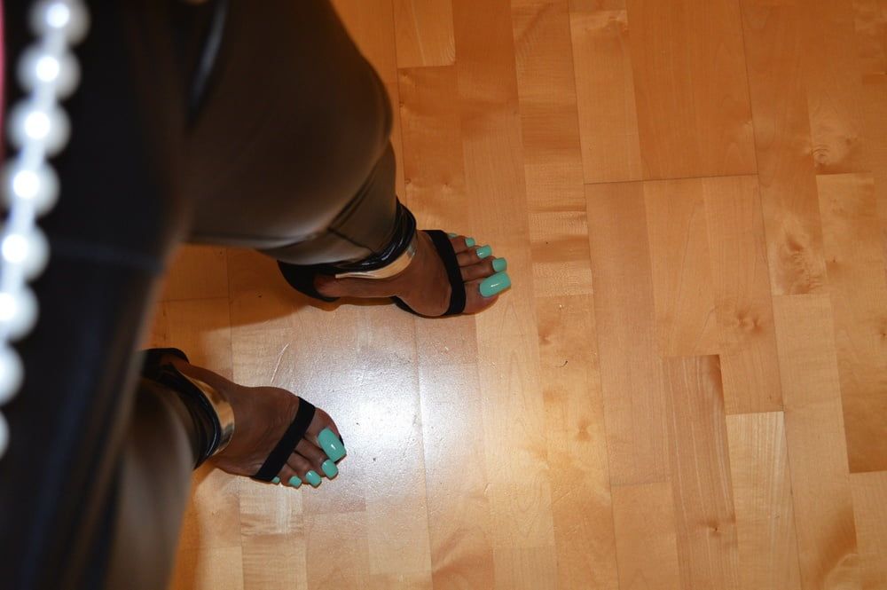 Lofia Tona - Pastel green toenails #5