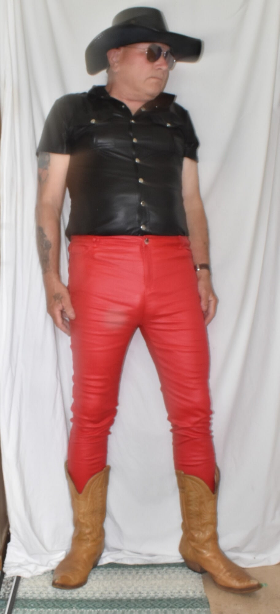 SELUAR KULIT PANAS MERAH.