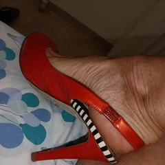 Red shoes o black shoes 