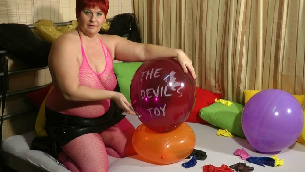 Popping balloons - Fetish Video #20