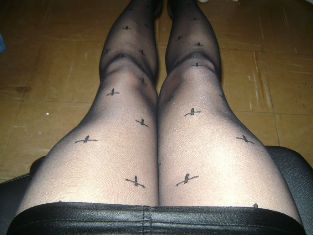 mini-jupe en cuir, avec plusieurs collants sur talons
