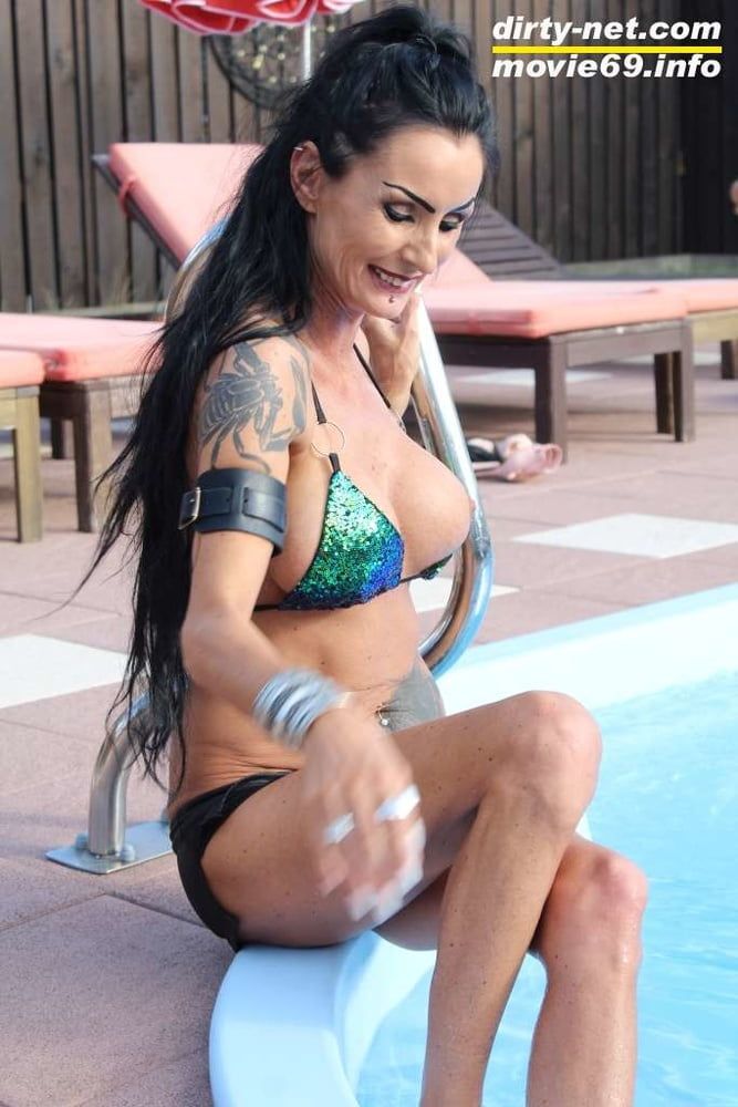 Photoshooting with fetish girl Sidney Dark at a pool #21