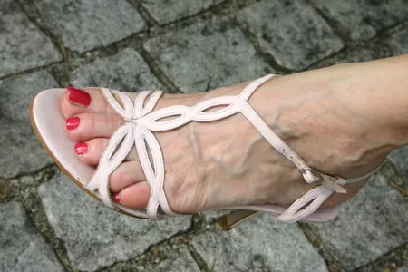 my wifes feet are so dried out they need humidity         