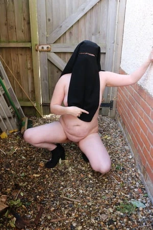 niqab flashing nude in the yard         