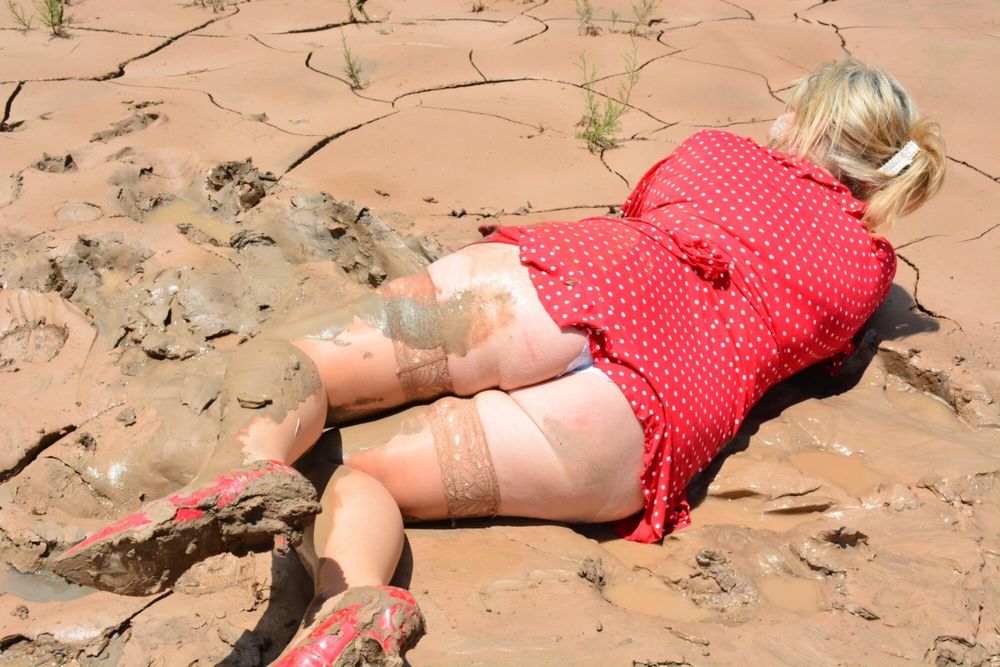 Julie Cunningham stuck in thick mud #2