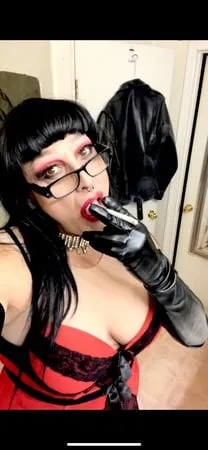 gloves mistress in red         