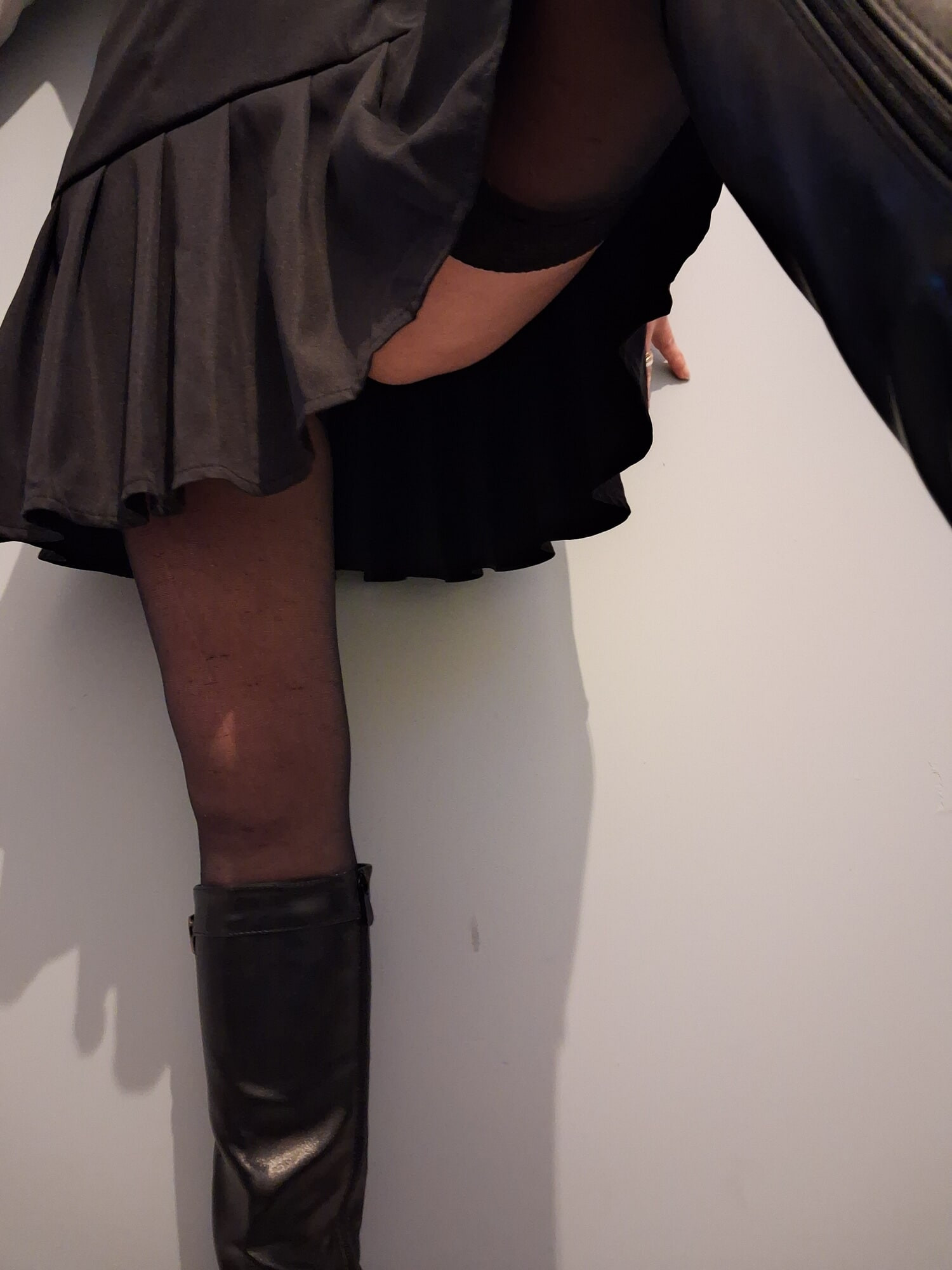 Ma chatte en lingerie avant de sortir 