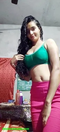 sexy desi figure girl showing cute and tite boobs         