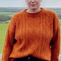 61f 아랍 여주인을 위해 오렌지 색 스웨터와 누드 포즈를 취했습니다.