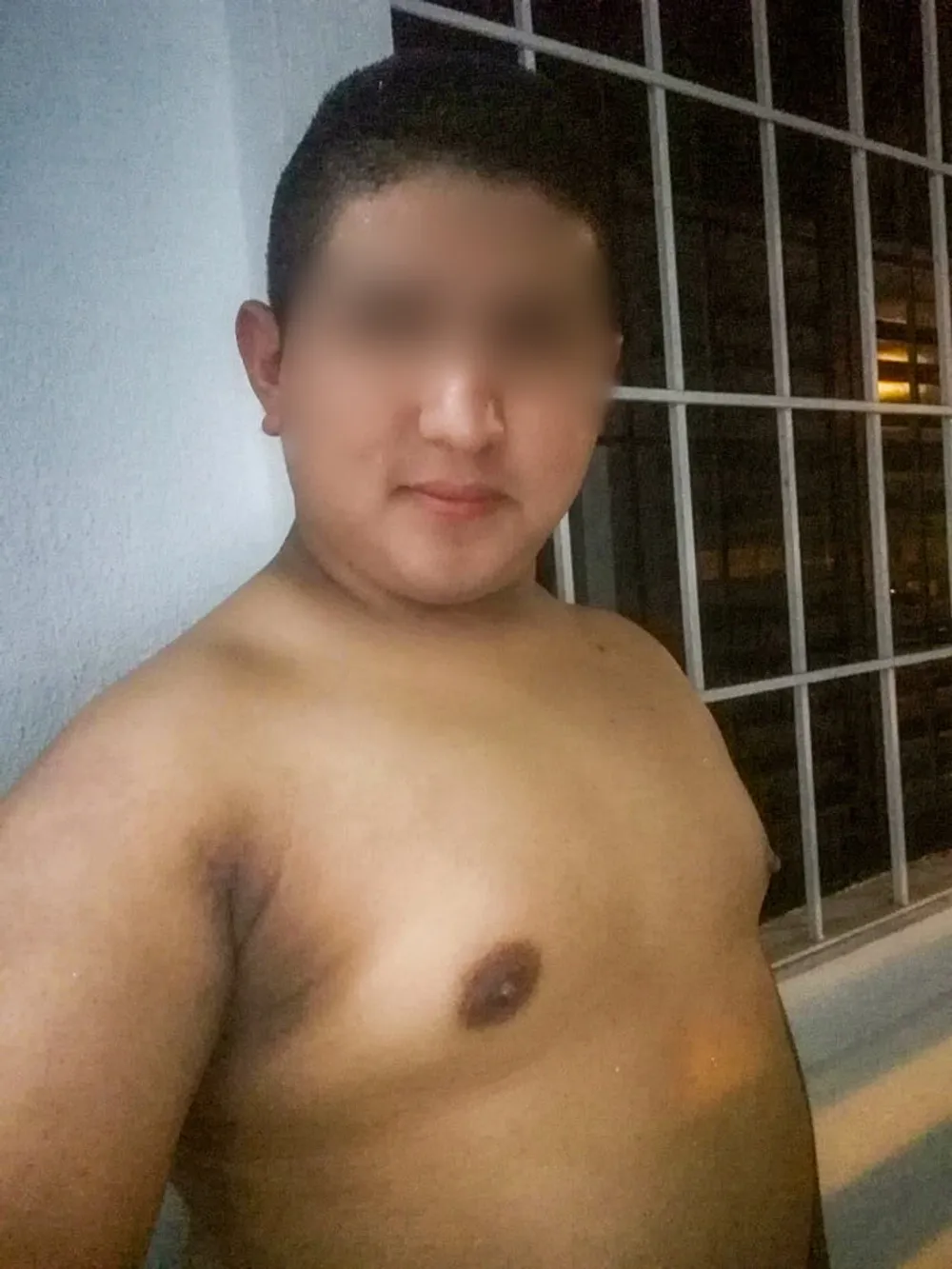 Yop Sin Camiseta en el Pasillo del Trabajo - I