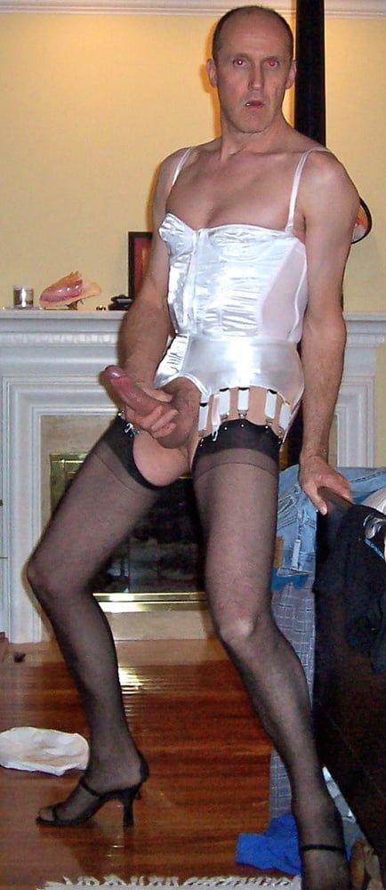 20071118 white corset & heels