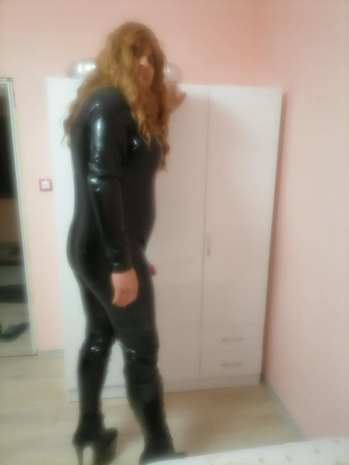 Latex  crosdressing ,anal  fist 