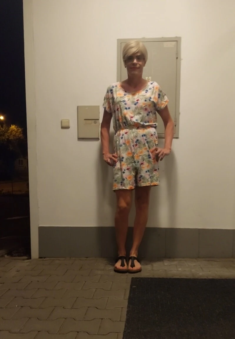 Tini duci crossdresser a szabadban.