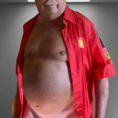 Tankwart gibt seinen Zapfhahn frei.