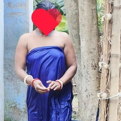 desi sexy Bhabhi bathing nude enjoy summer season