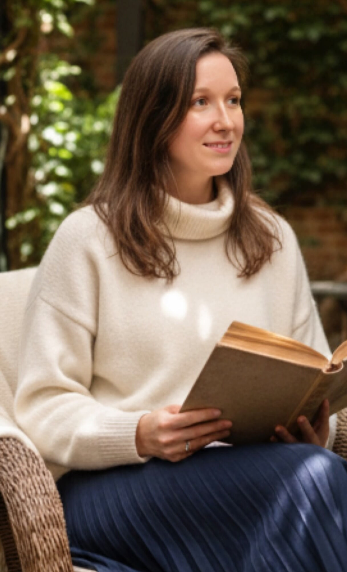 Minha empregada de 61F me fez posar nua em suéteres brancos de gola alta