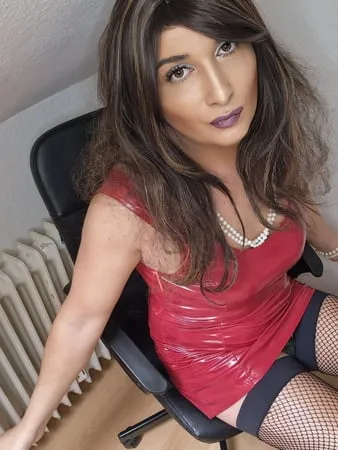 sexy trans in red latex         