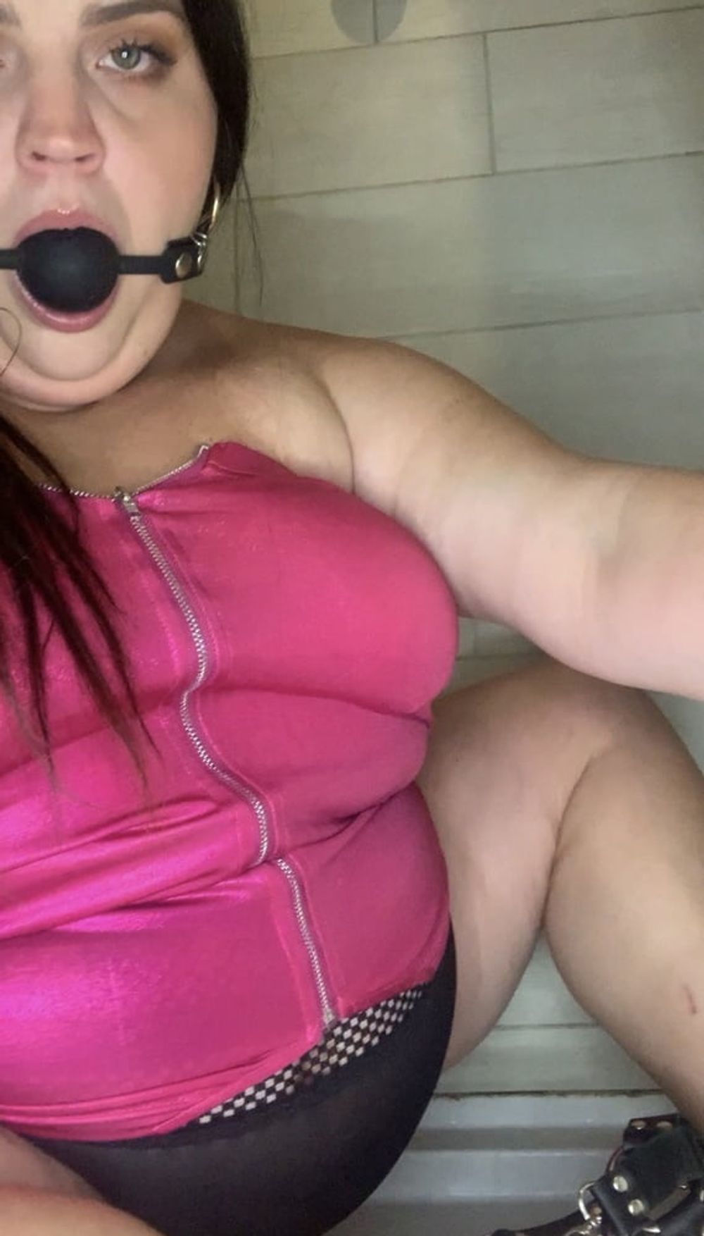 Fat belly bbw tries light bondage 