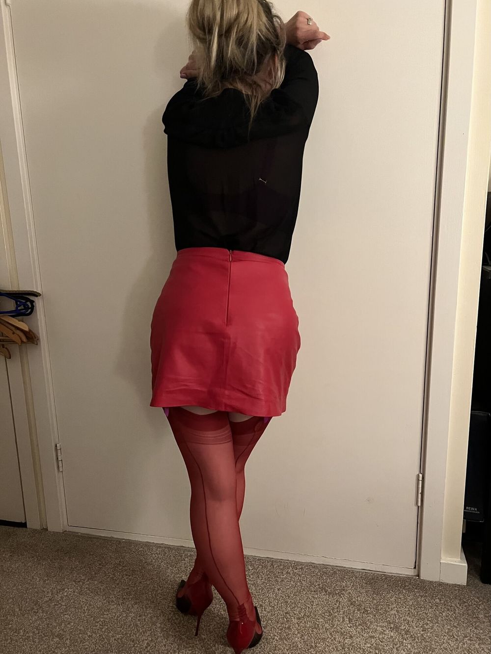 MILF dressed in stockings and skirt for night out