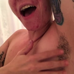 NIKKISFETISHES：热辣熟女在淋浴间里撸管