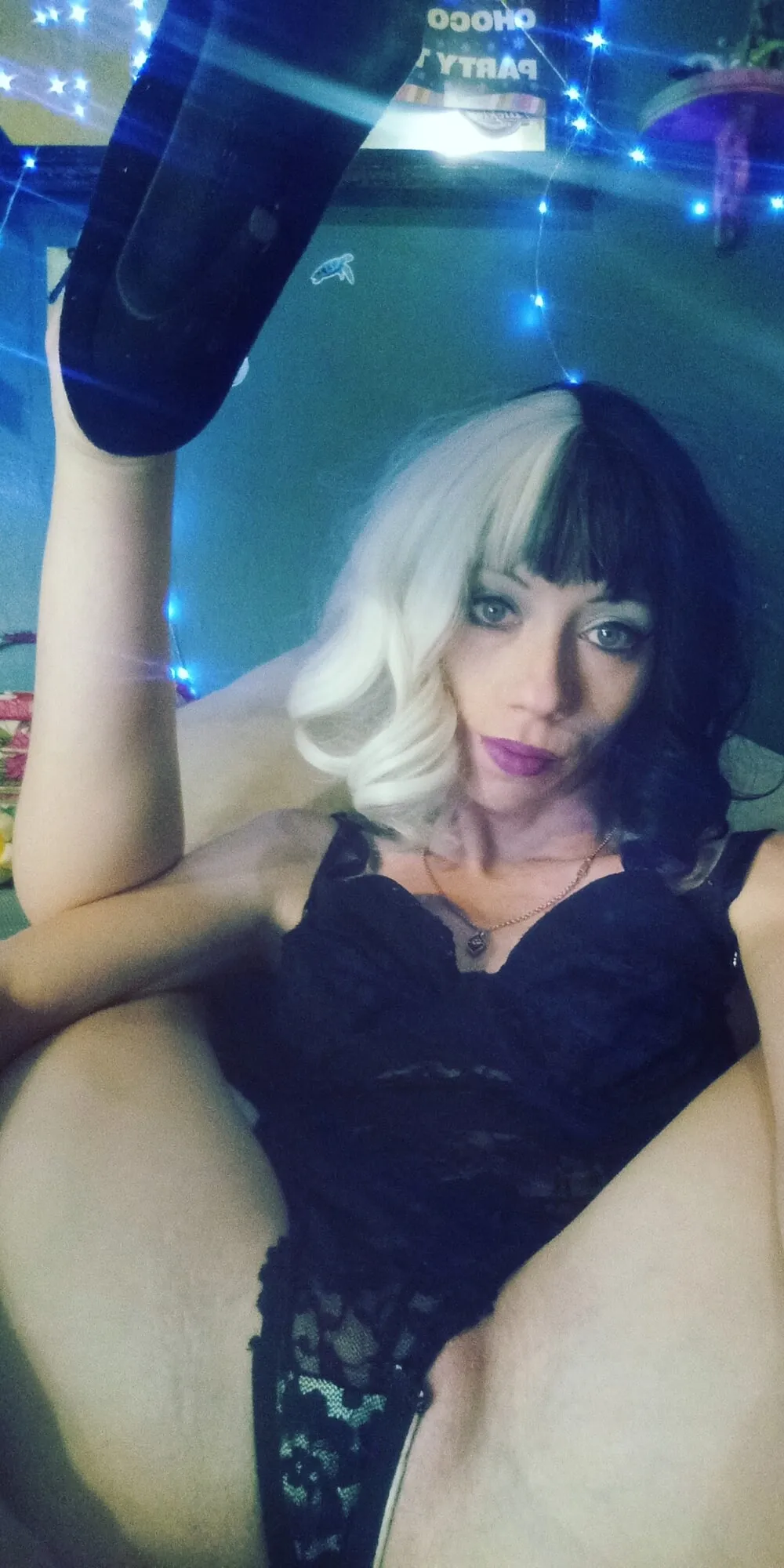 Needy Nymphomaniac shows her flexibility to get filled up