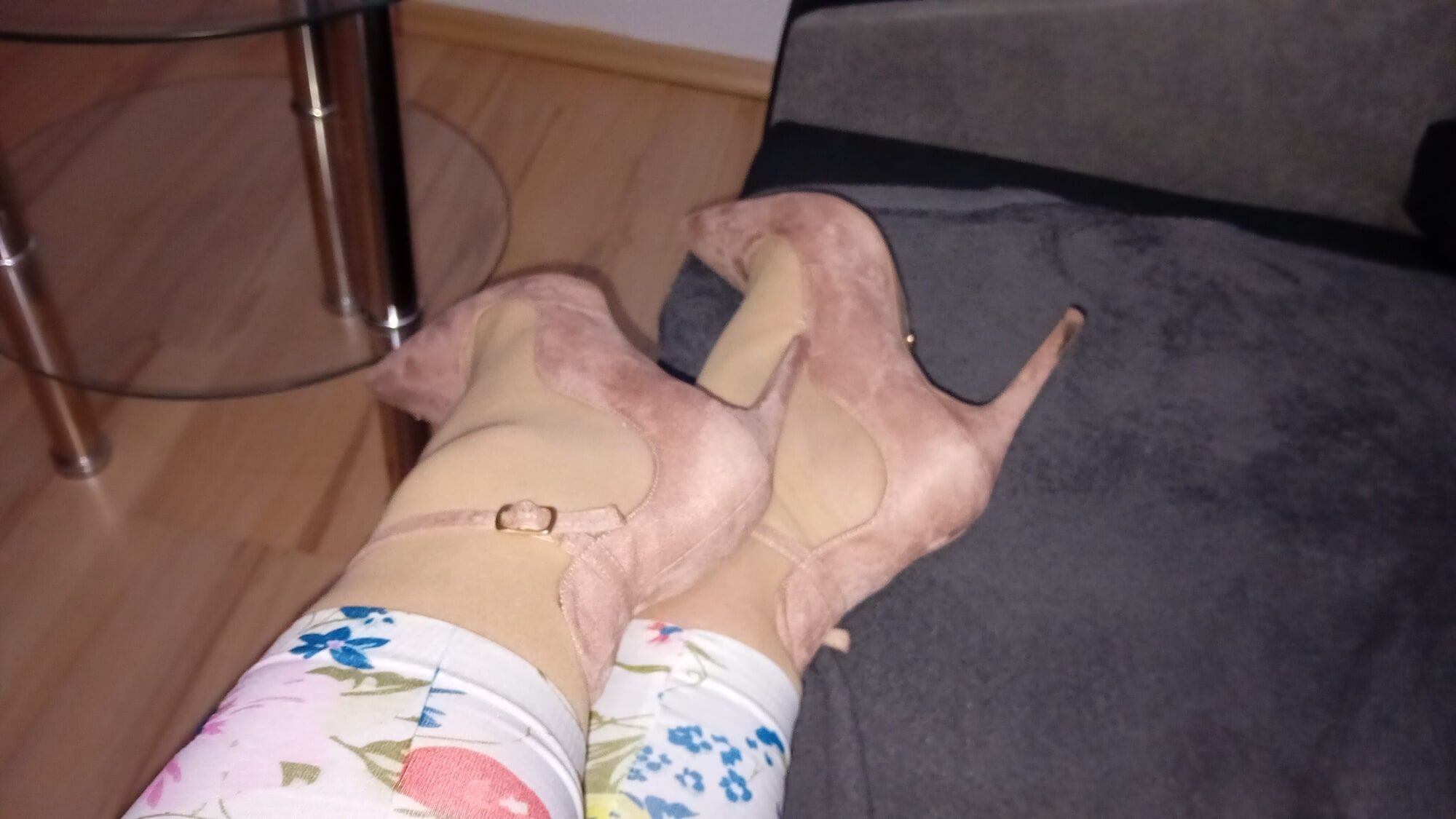 Crossdresser In Sexy Pink Suede Pointed Toe High Heels