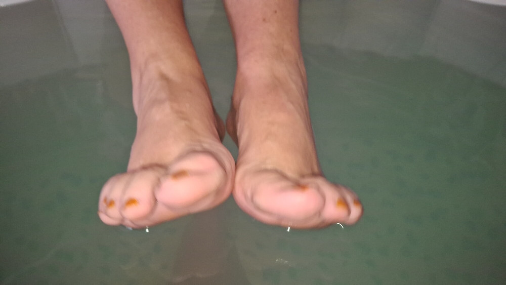 Cute wet hot tub feet #12