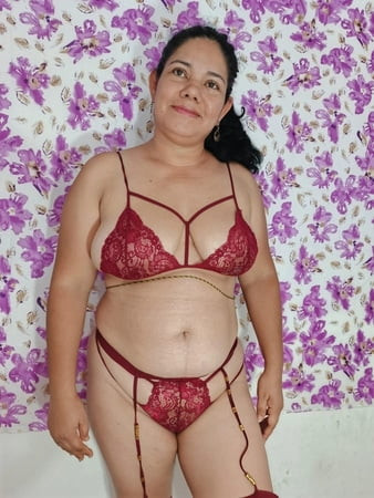 Lenceria roja mujer tetona