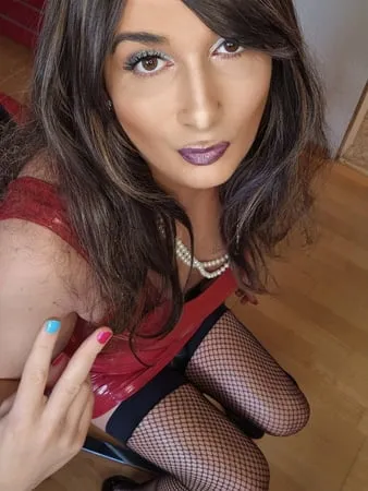 sexy trans in red latex         